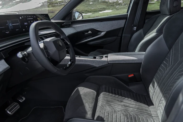 Peugeot E-5008 interiør og førermiljø