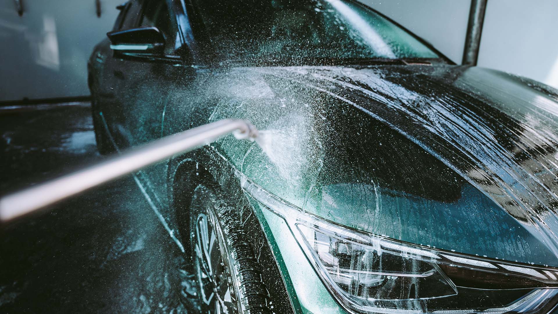 Bilvask i påsken av Kia EV6 i en vaskehall