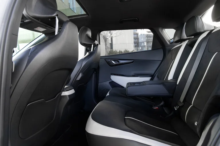 Bakseter med god plass i nye Kia EV6