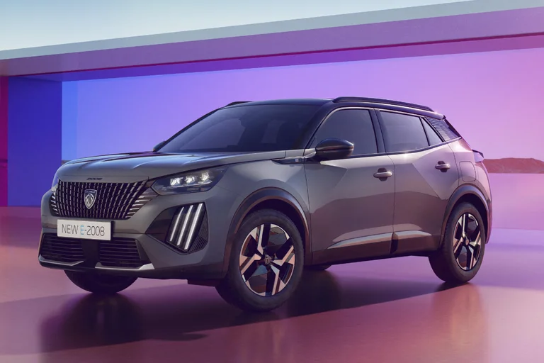 Peugeot E-2008 SUV sett fra siden