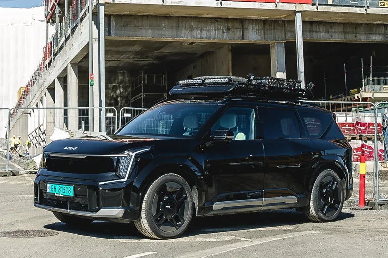 EV9 varebil på byggeplass