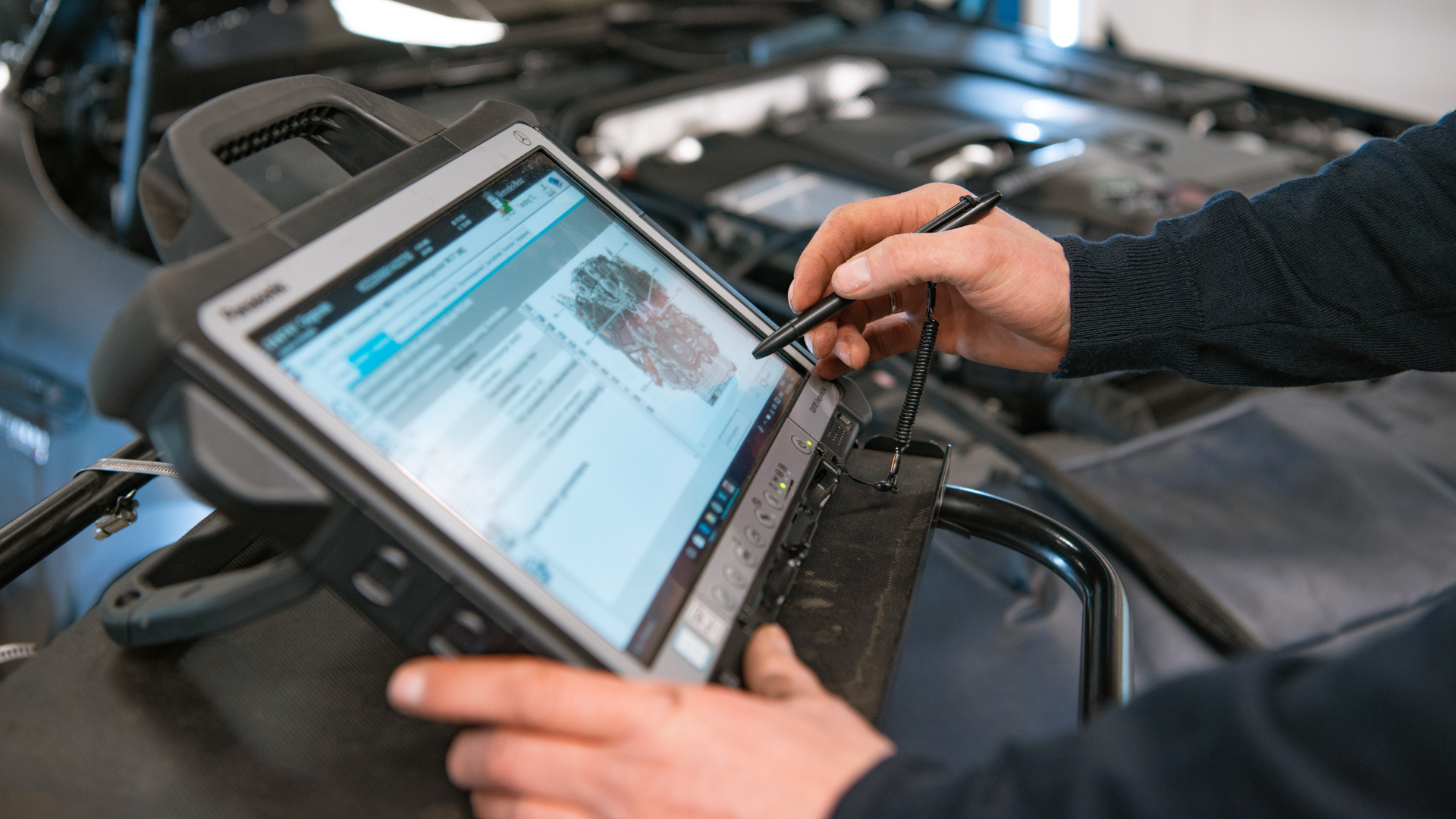 Service på bilen med diagnoseverktøy fra merkeverksted