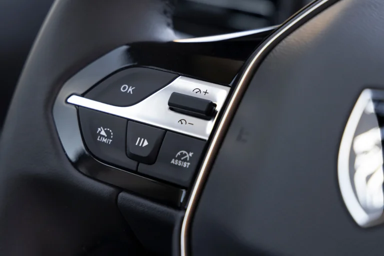 Fysiske knapper på rattet i Peugeot Partner 4x4 varebil