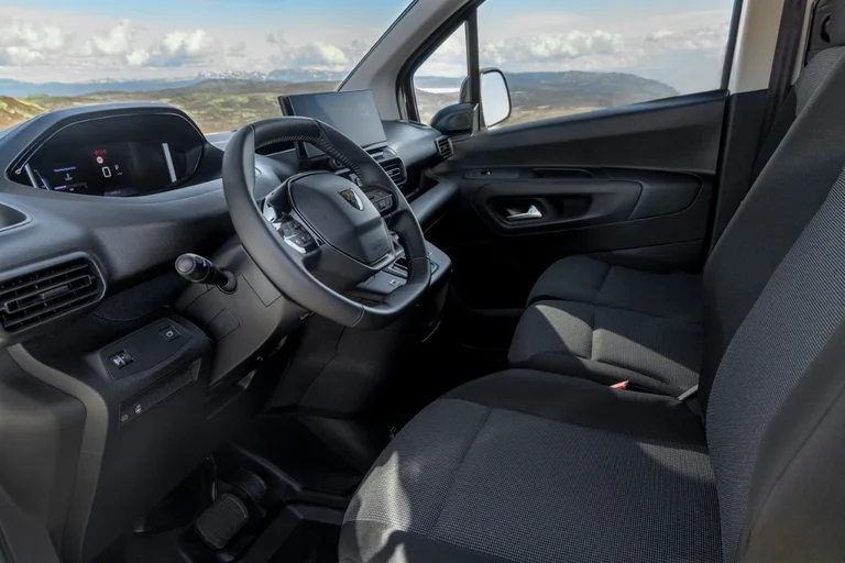 Førermiljø i Partner varebil 4x4 med 3-seter