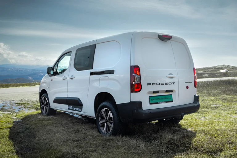 Peugeot Partner 4x4 dieselvarebil med automat sett bakfra