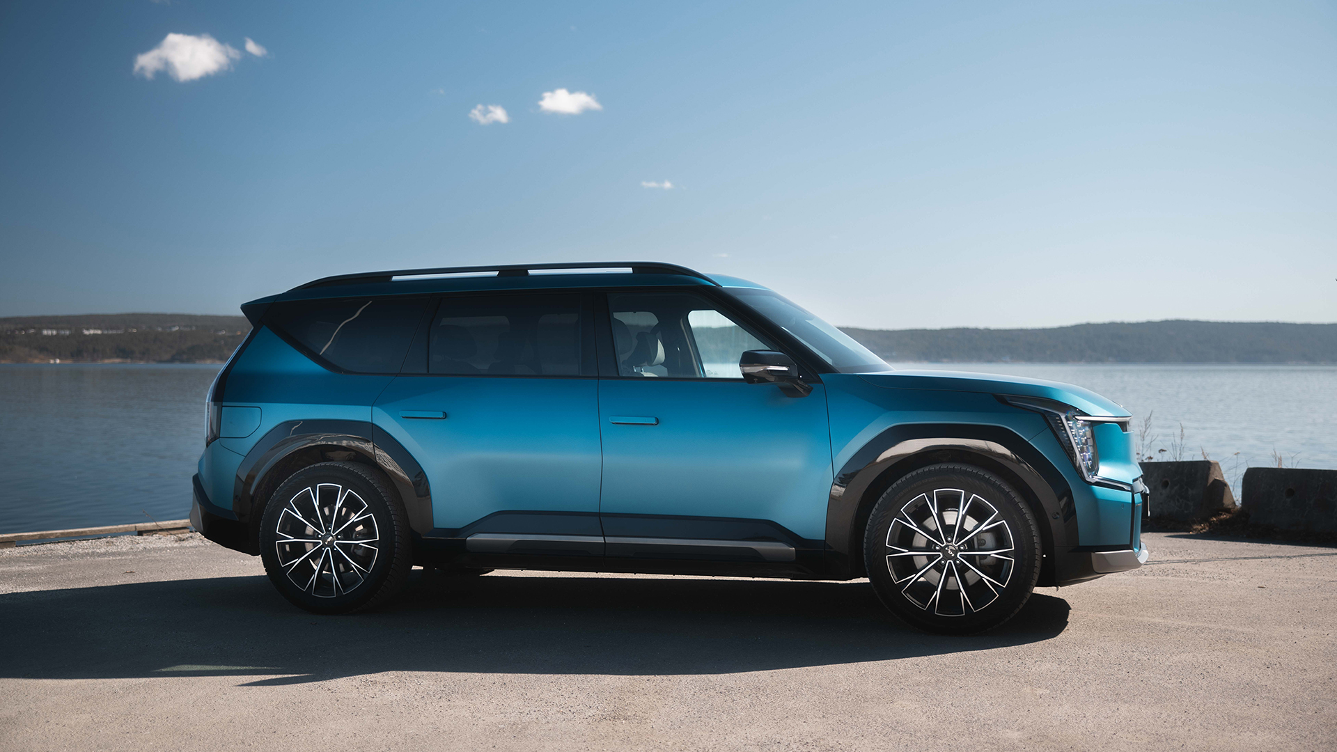 Blå Kia EV9 GT-line side med felger og takrails