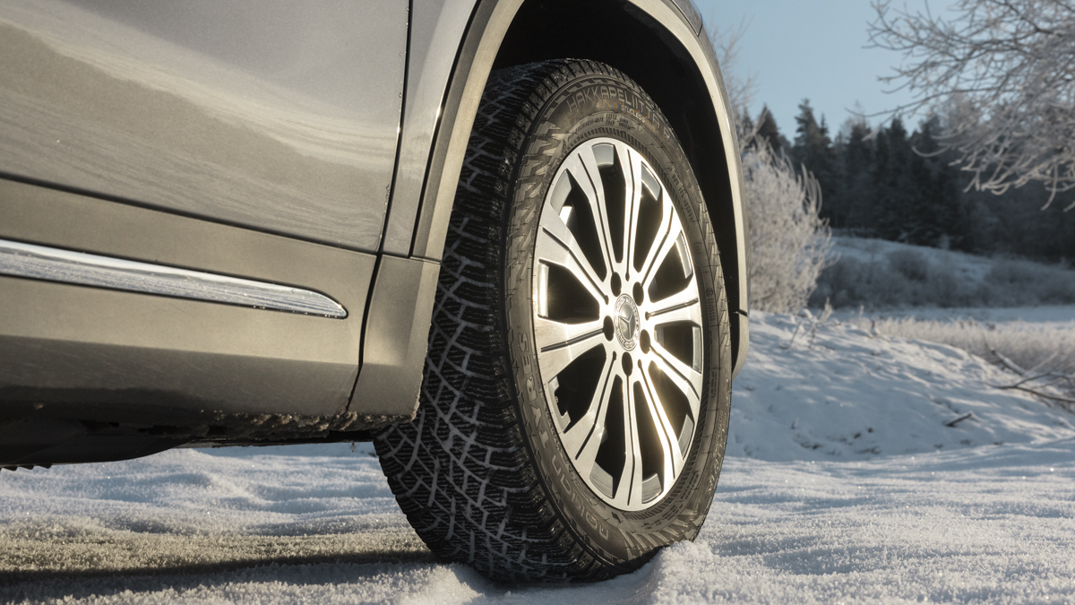 Premium vinterdekk på en Mercedes-Benz med god mønstedybde.