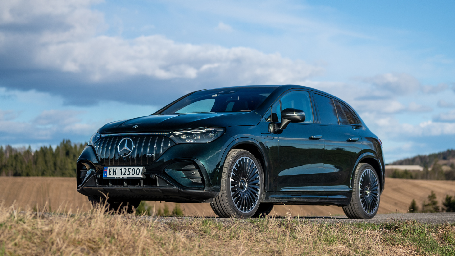 Bilkostnader illustrert med en Mercedes-Benz AMG EQE SUV 53