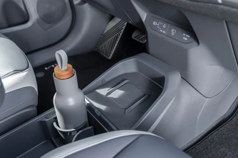 Oppbevaringsrom og flaskeholder i nye Kia EV3
