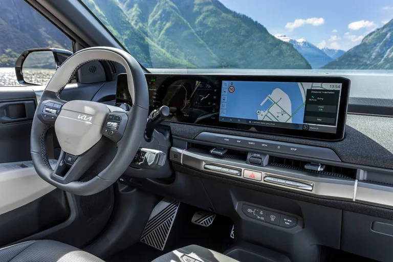 Førerdetaljer og infotainment med panoramaskjerm i Kia EV3