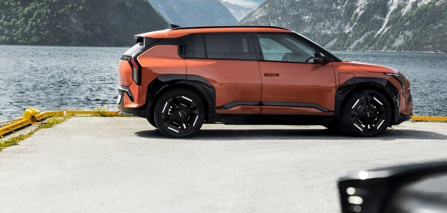 Sommerkampanje på elbiler med Kia EV3 sett fra siden
