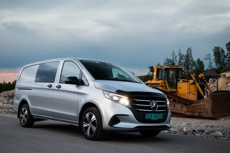 Mercedes Vito foran gravemaskin på byggeplass