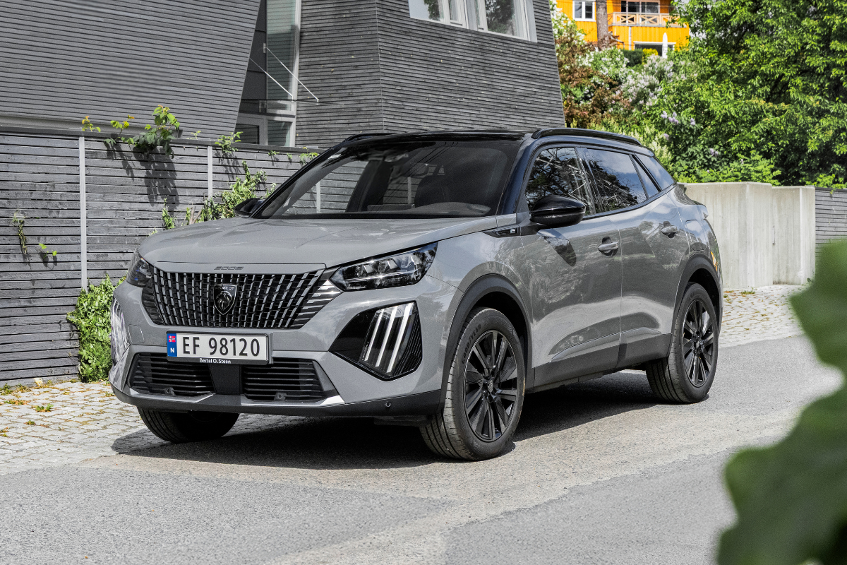 Peugeot E-2008 GT i sølvgrå med norske skilter