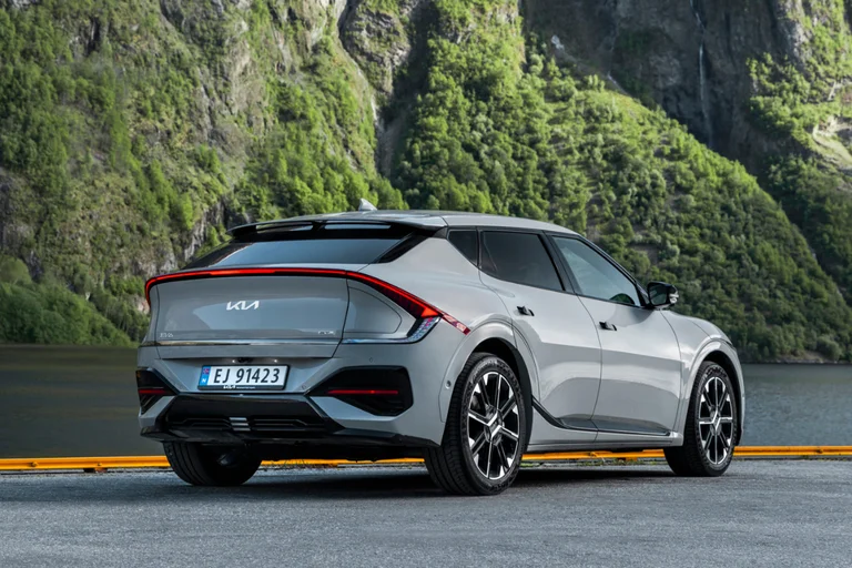 Kia EV6 i sølvgrå metallic lakk