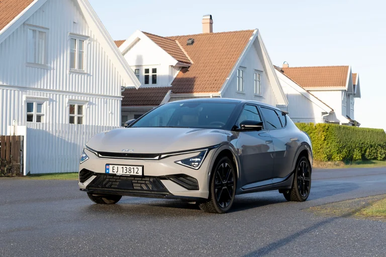 Kia Ev6 med 4x4 parkert i et boligstrøk