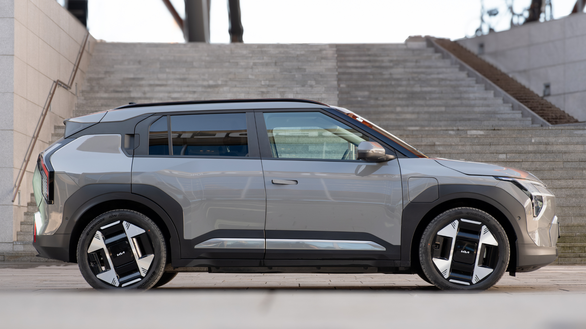 Kia EV3 Long Range i grå lakkfarge