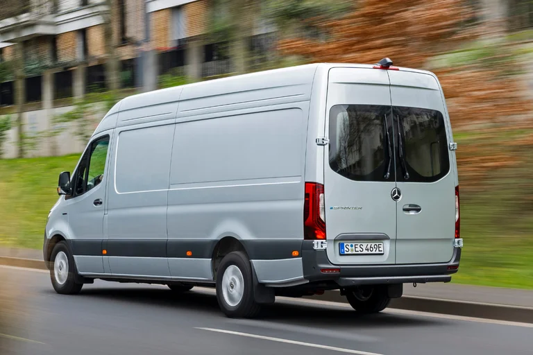Mercedes eSprinter i grå metallic lakk