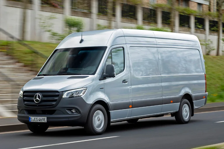 Nye Mercedes eSprinter lang sett fra siden