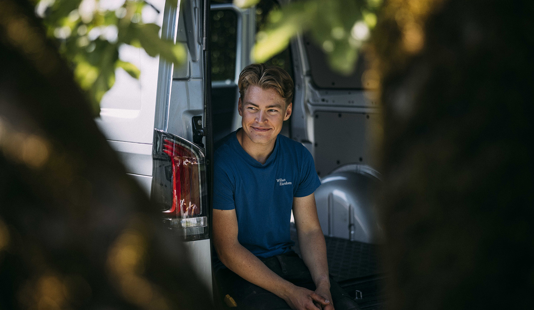Mathias som er lærling sitter i sin Mercedes Vito