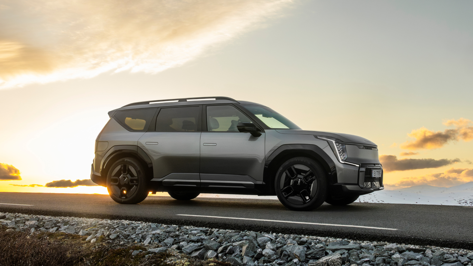 Kia EV9 sett i solnedgang i grå metallic lakk