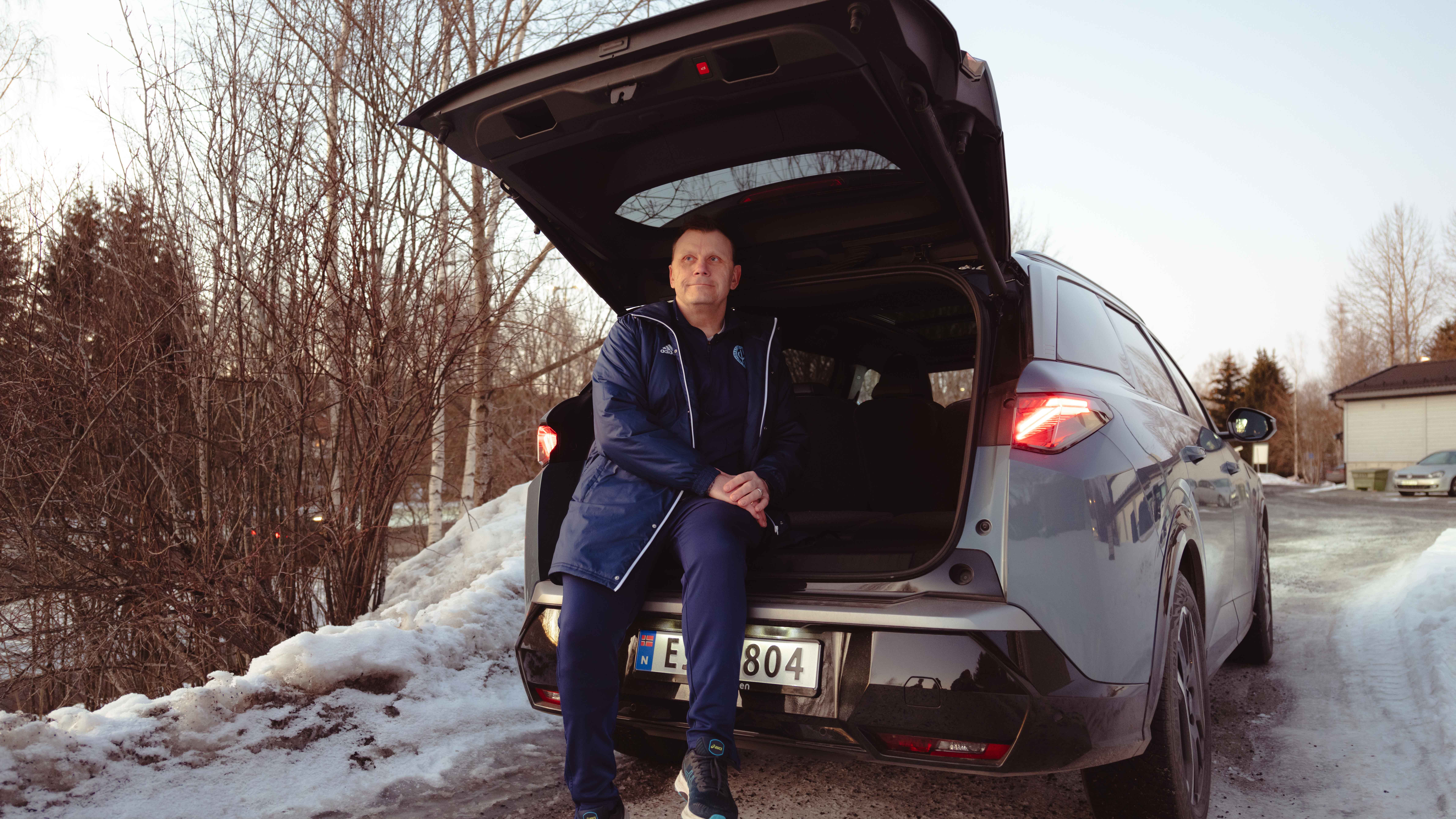 Peugeot E-5008 SUV med åpent bagasjerom