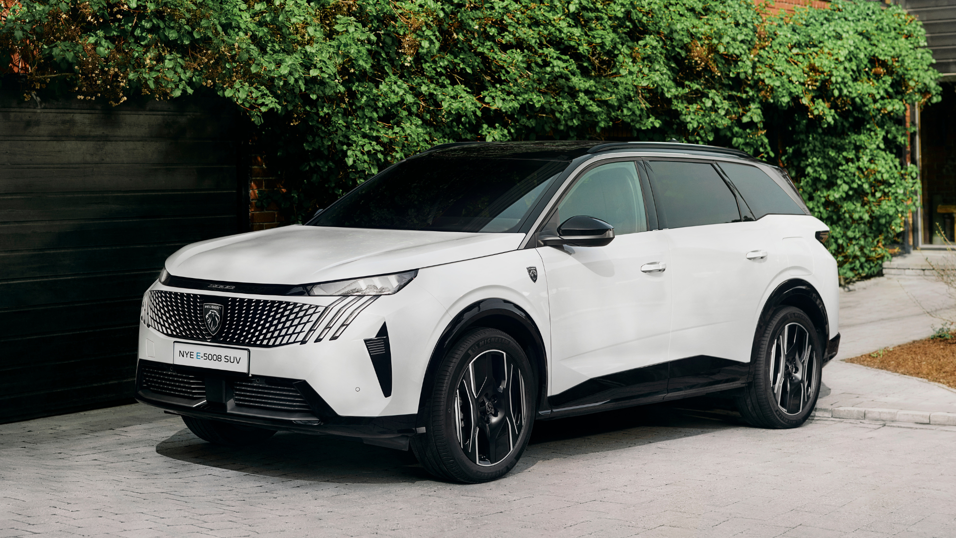 Peugeot E-5008 med firehjulsdrift i hvit metallic lakk
