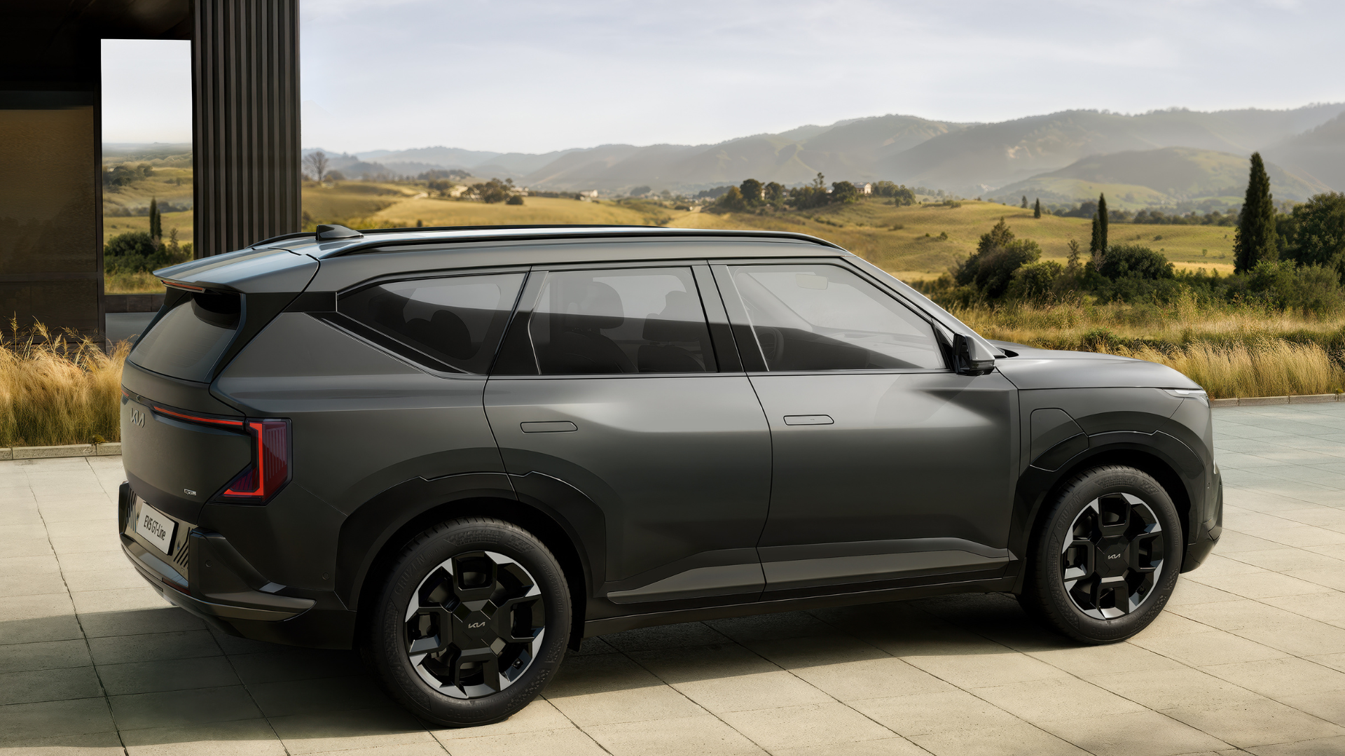 Kia EV5 i svart metallic lakk sett fra siden