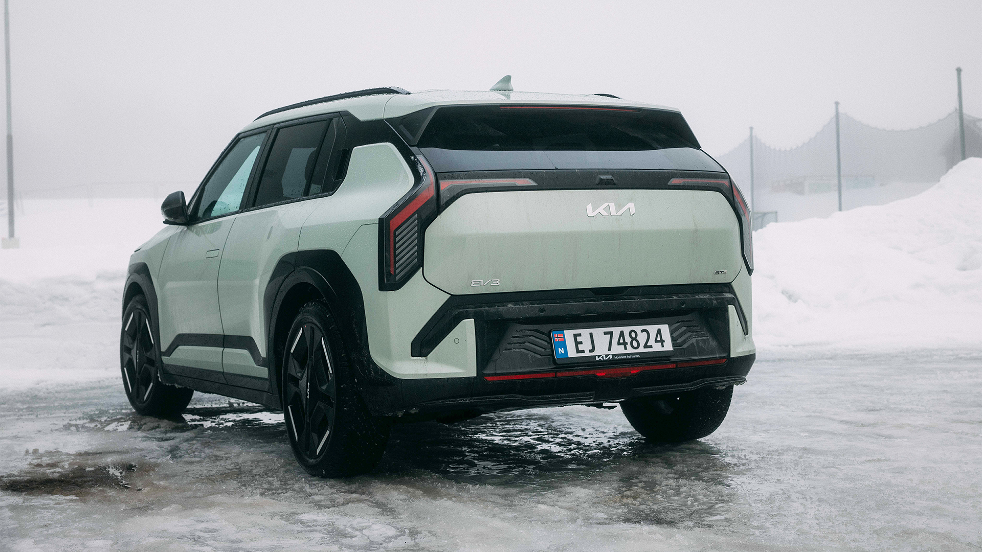 Grønn Kia EV3 på is og vinterføre 