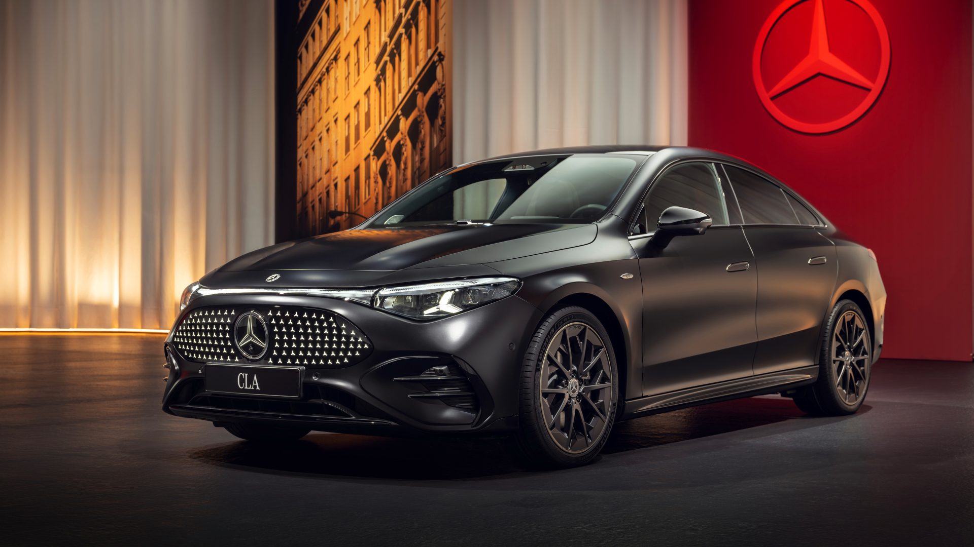 Nye Mercedes-Benz CLA i svart metallic lakk