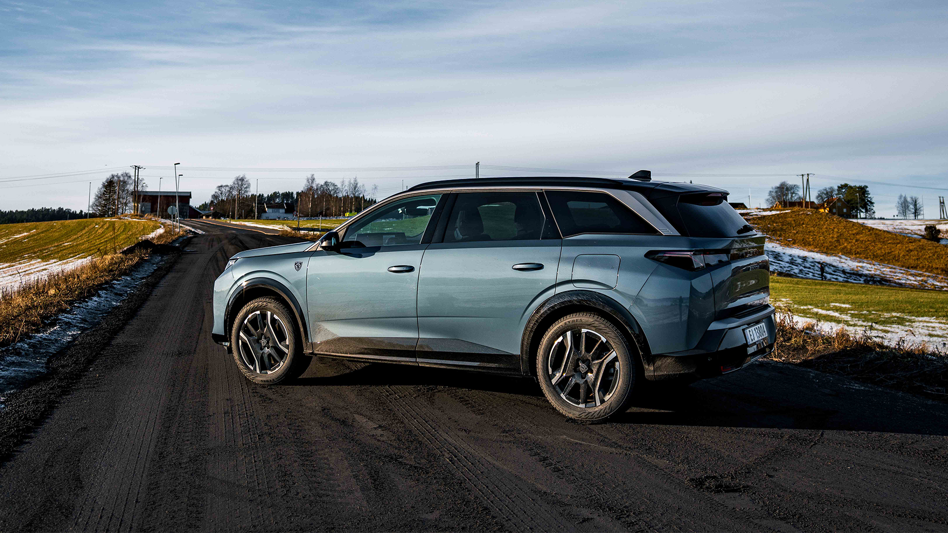 Peugeot E-5008 SUV i blå metallic lakk