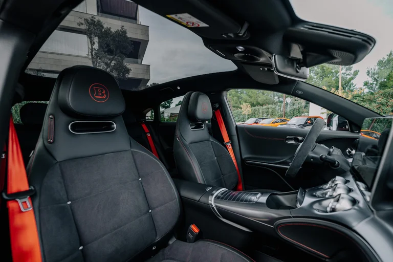 Interiøret på #3 BRABUS med røde sportslige setebelter