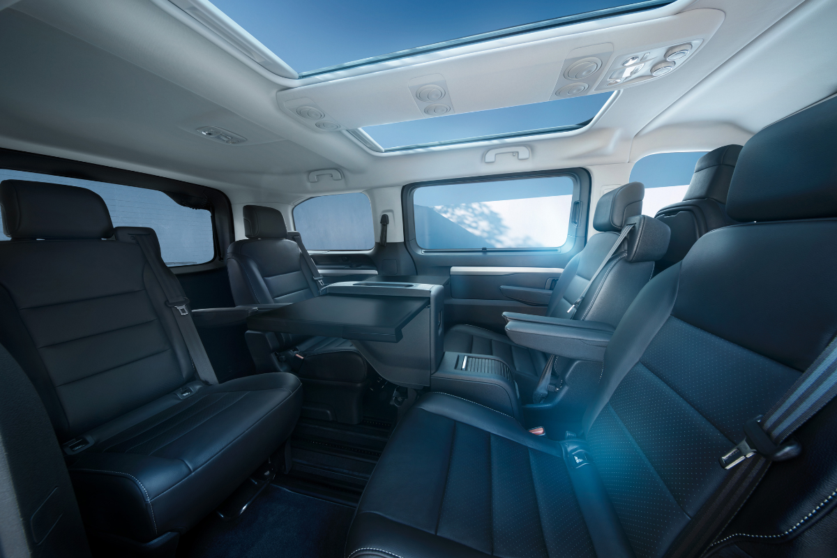 Opel Zafira Electric bakseter vendt mot hverandre