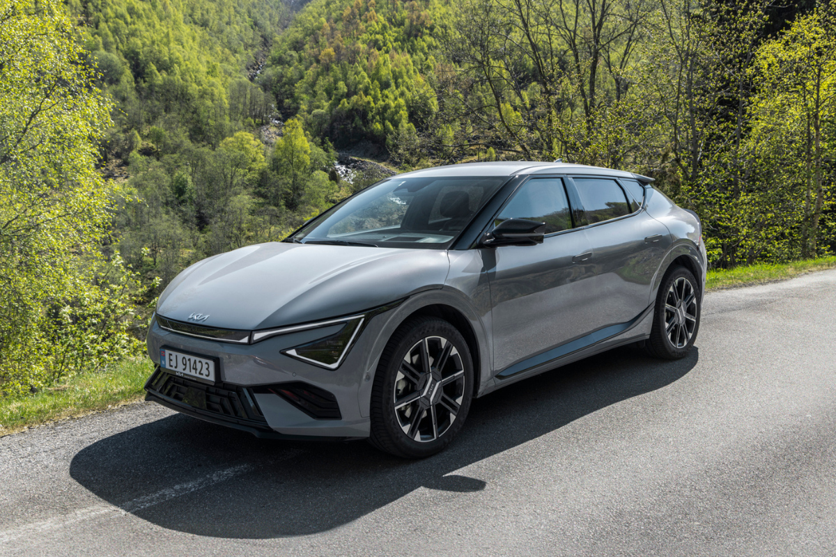 Nye Kia EV6 i sølvgrå sett fra siden