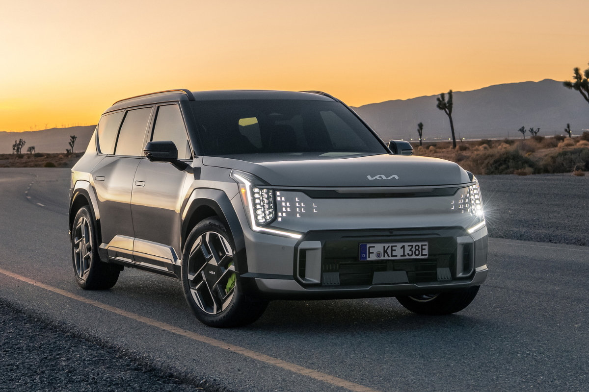 Kia EV9 GT i sølvgrå metallic lakk