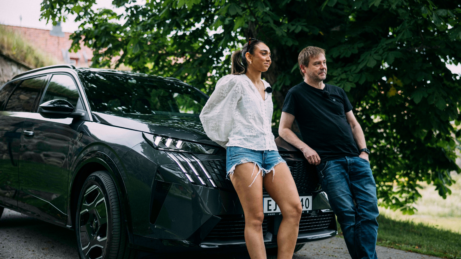 Mathilde øvelseskjører i Peugeot E-5008 SUV i Kongsvinger