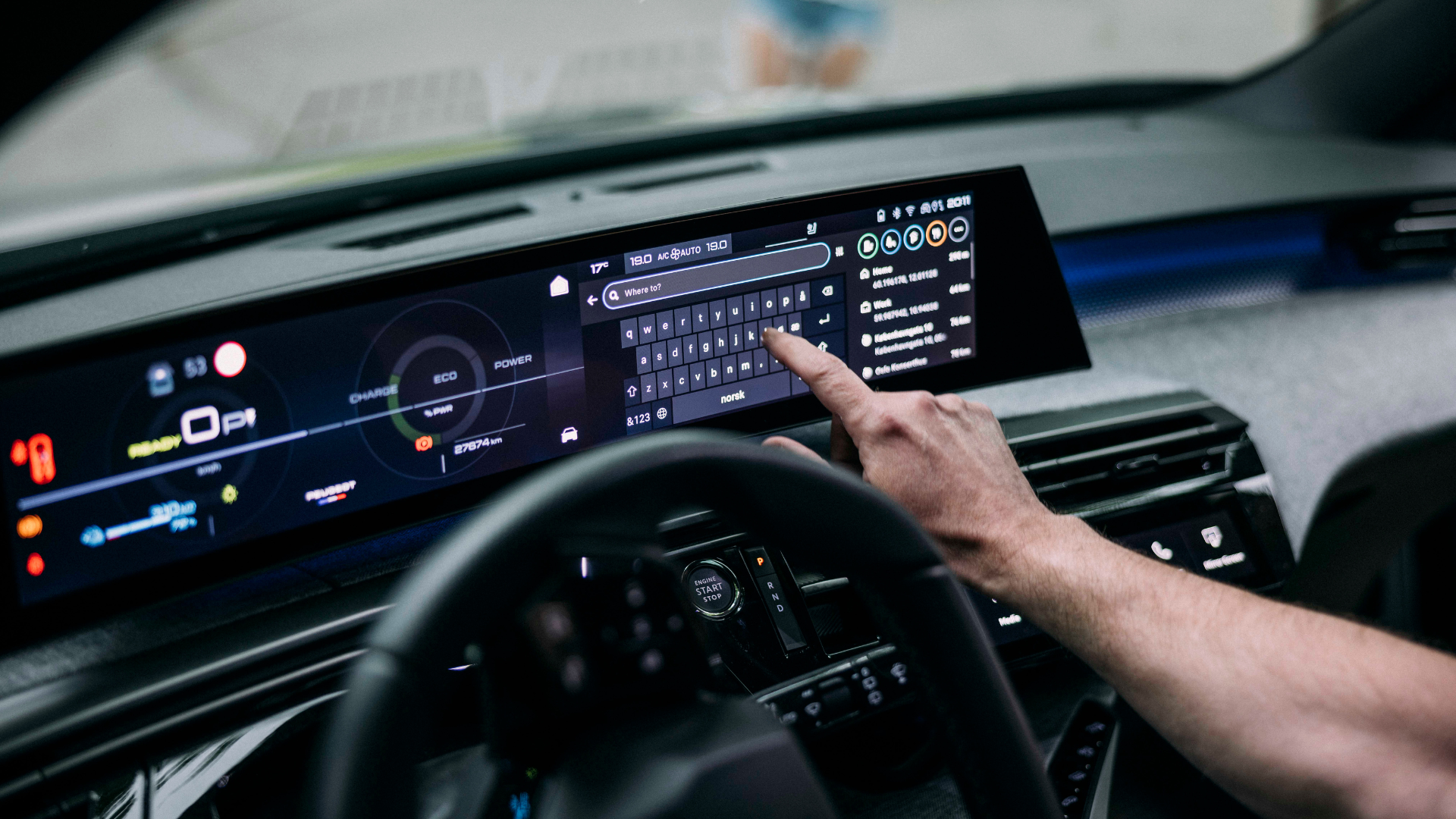 Interiør og førermiljøet i Peugeot E 5008 SUV