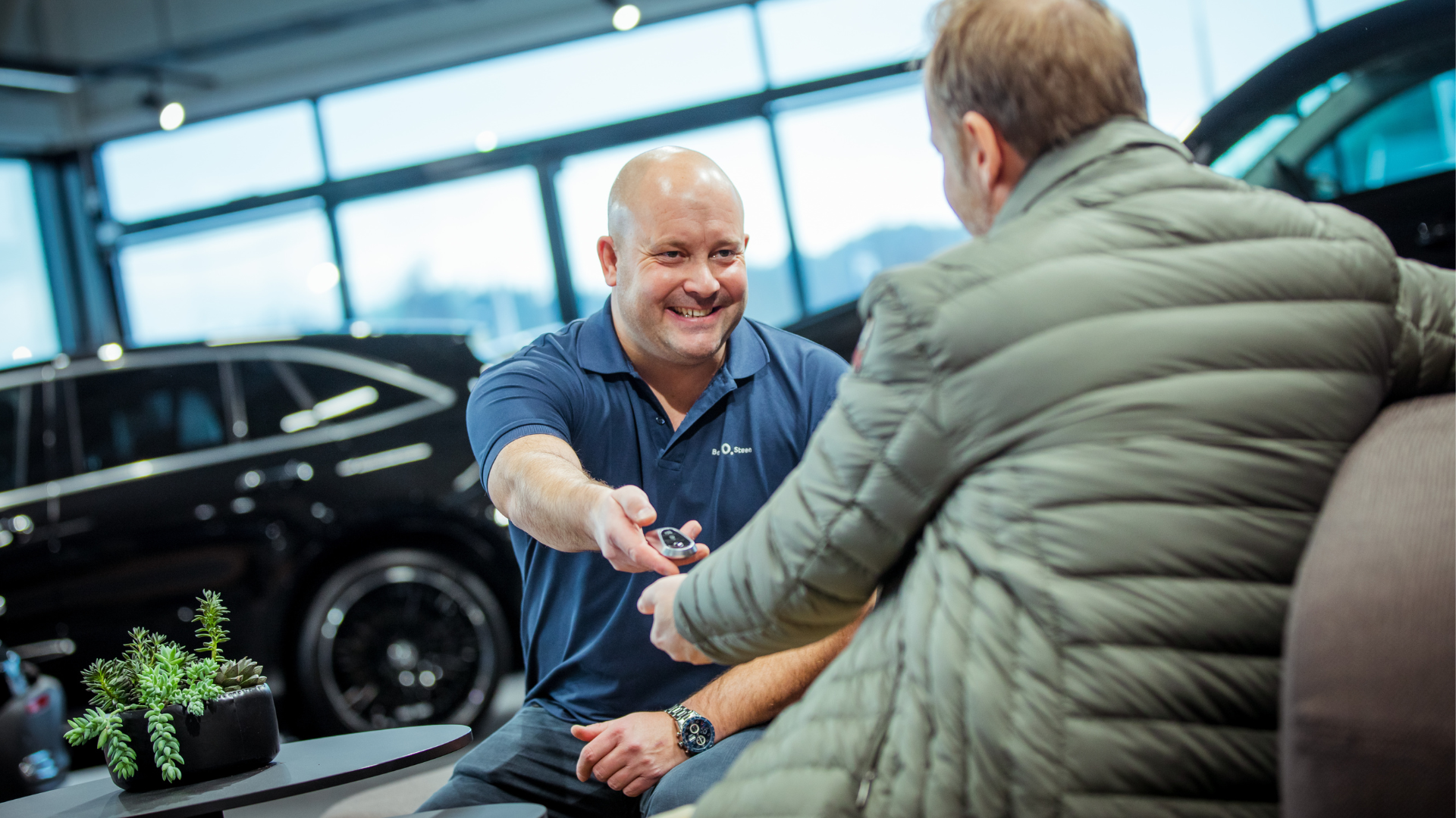 Fornøyde kunde som får bilnøkkel tilbake fra Bertel O. Steen