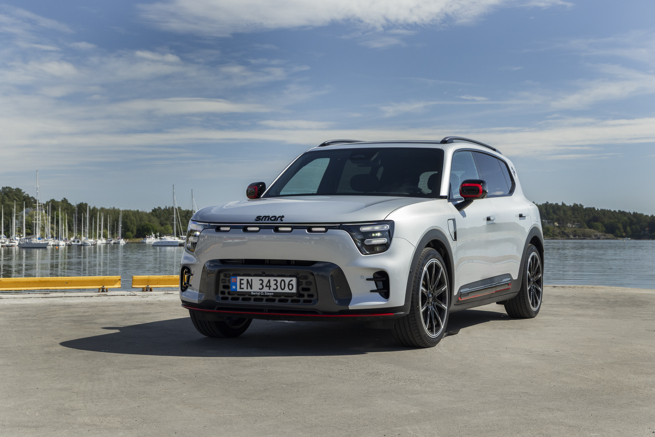 smart #5 BRABUS sett fra front med sjø i bakgrunnen