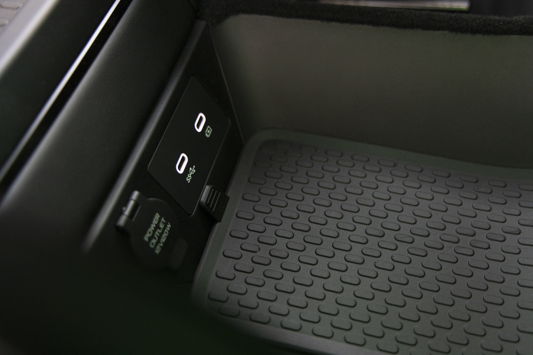 Frunk med lademuligheter, gummimatte og lys