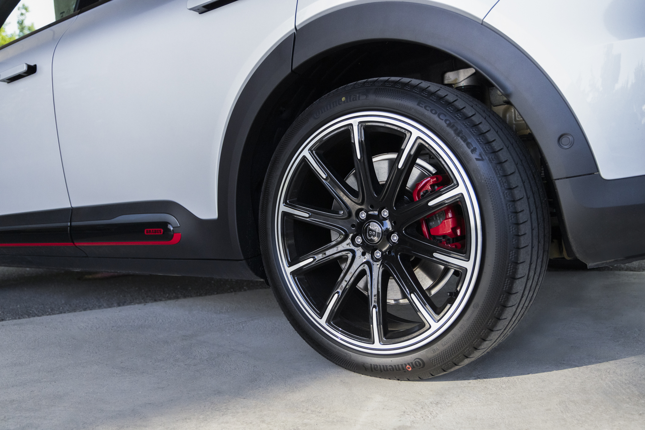 Sportslige 21" BRABUS-lettmetallfelger på BRABUS-utgaven av #5 med rød bremsekalipere