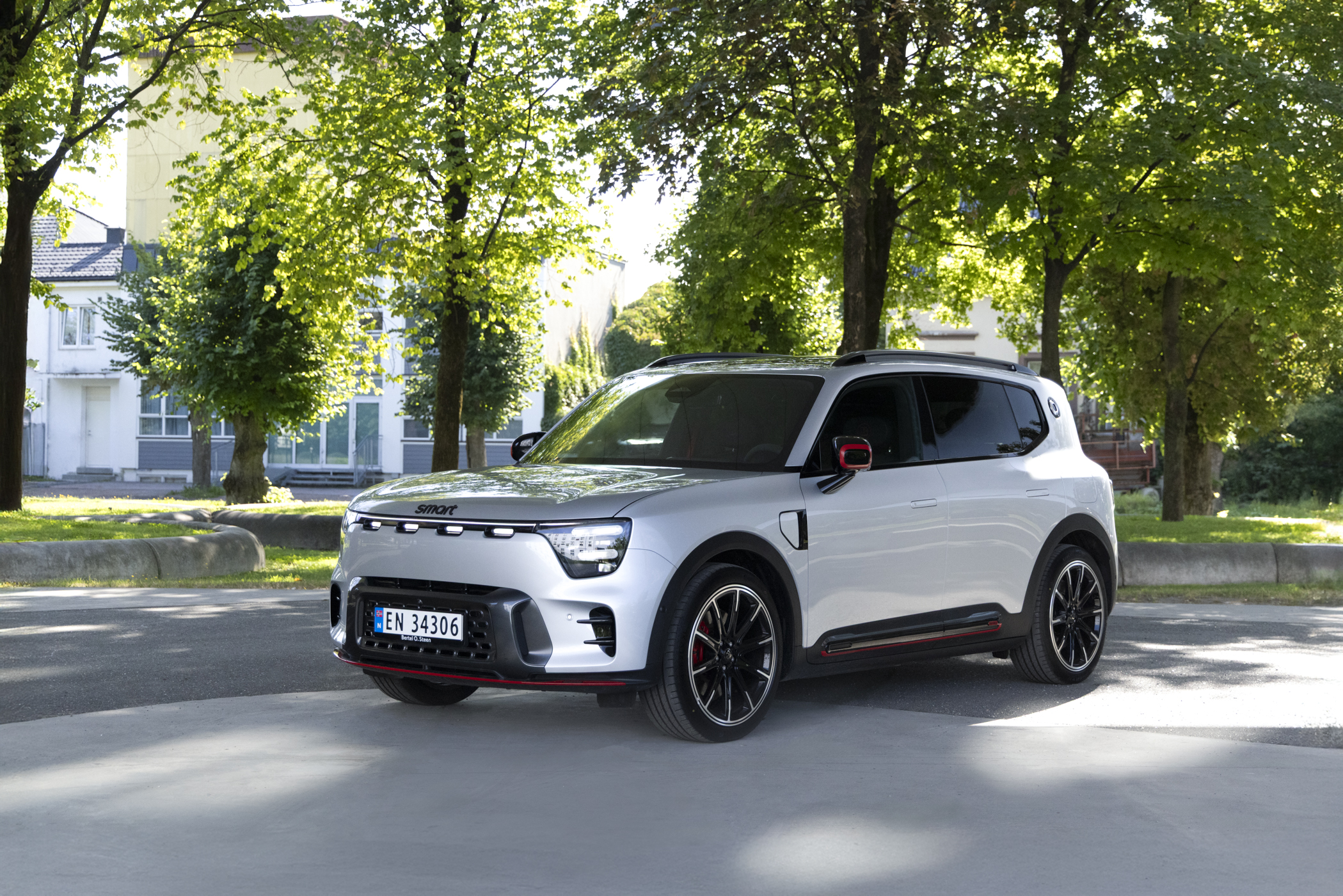 smart #5 med grønne trær i bakgrunnen