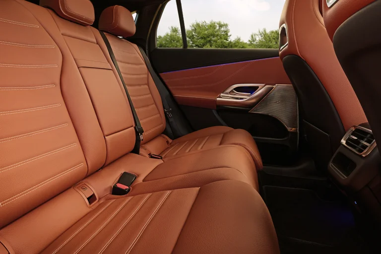 Baksetene i Mercedes-Benz GLC med isofix og skinnseter
