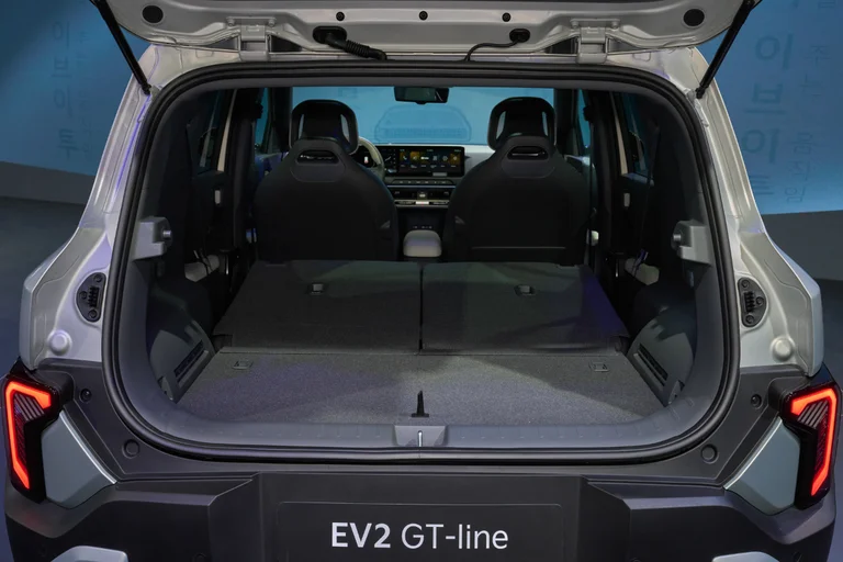 Kia EV2 bagasjerom med nedfelte seter