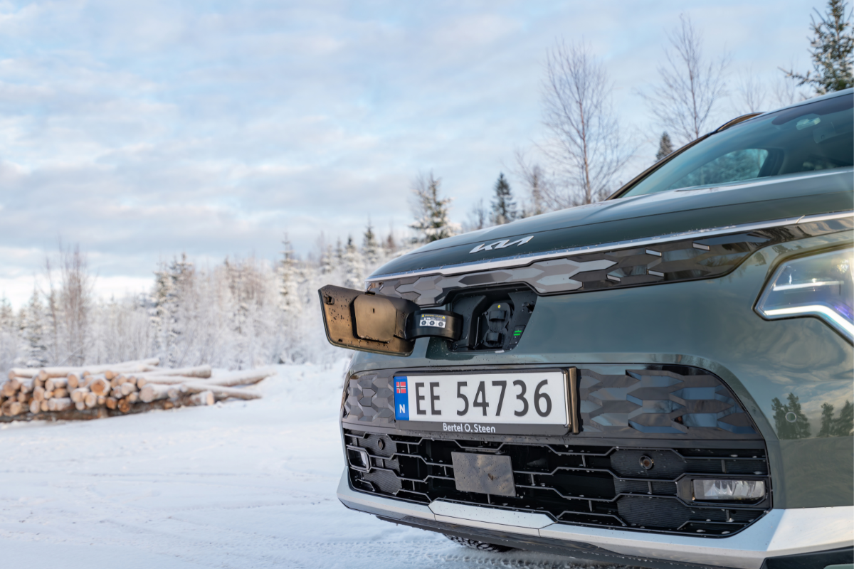 Kia Niro EV i grønn metallic lakk med åpen ladeluke i front