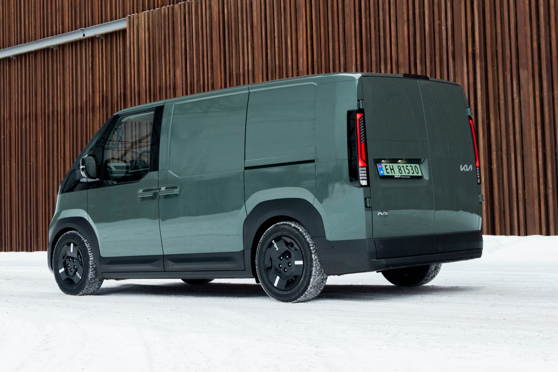 Kia PV5 varebil Long Range sett bakfra 