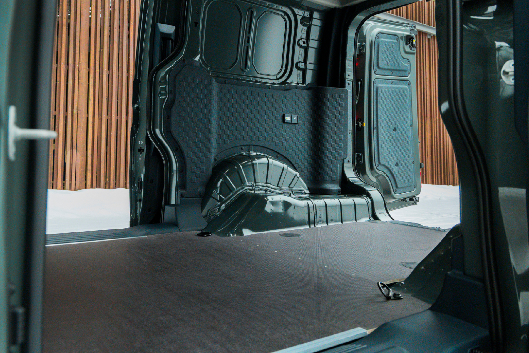 Kia PV5 varebil med åpen skyvedør og bakdør