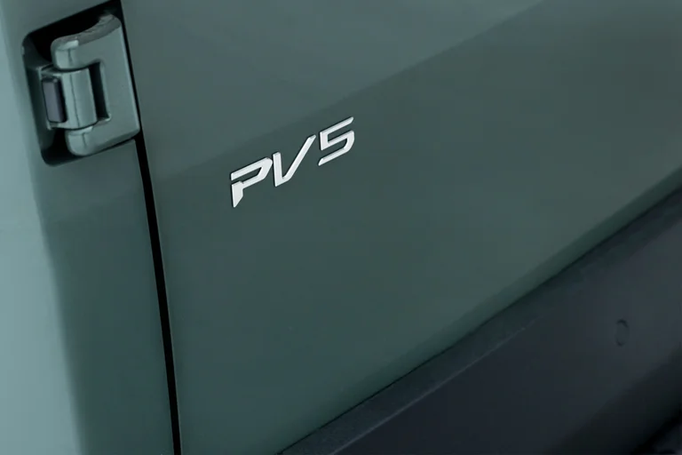 Kia PV5 varebil logo på bakdør