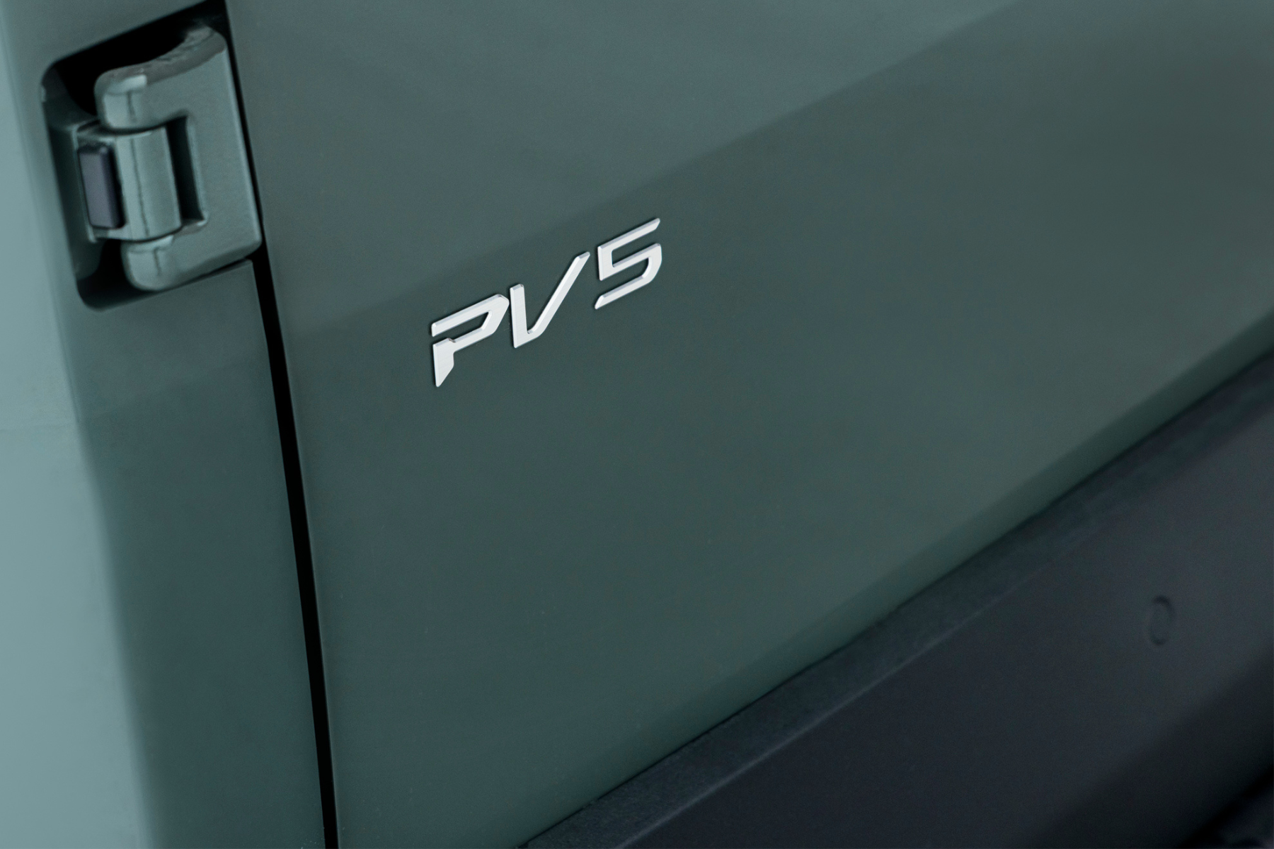 Kia PV5 varebil logo på bakdør