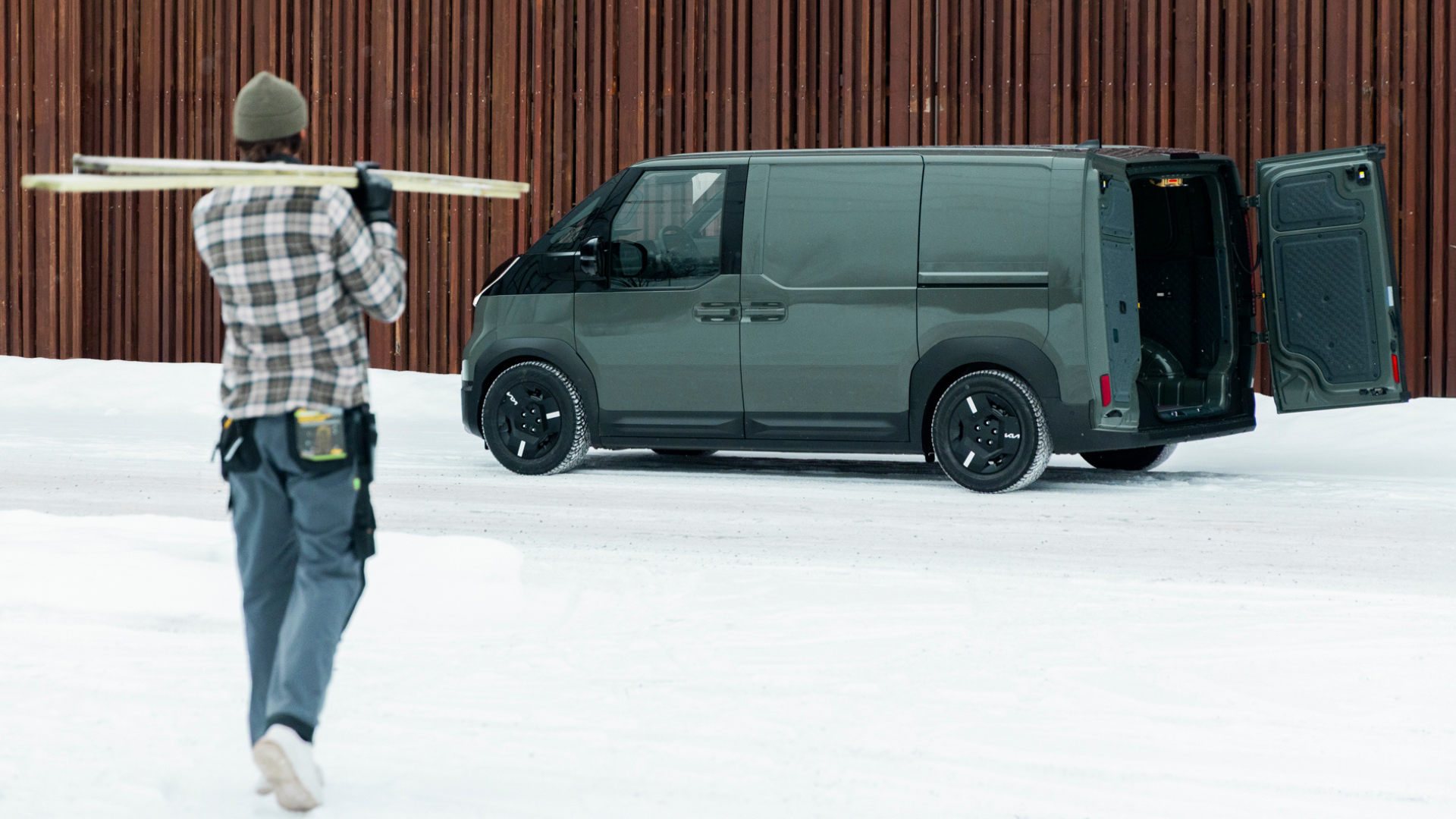 PV5 varebil på byggeplass med snekker og planker