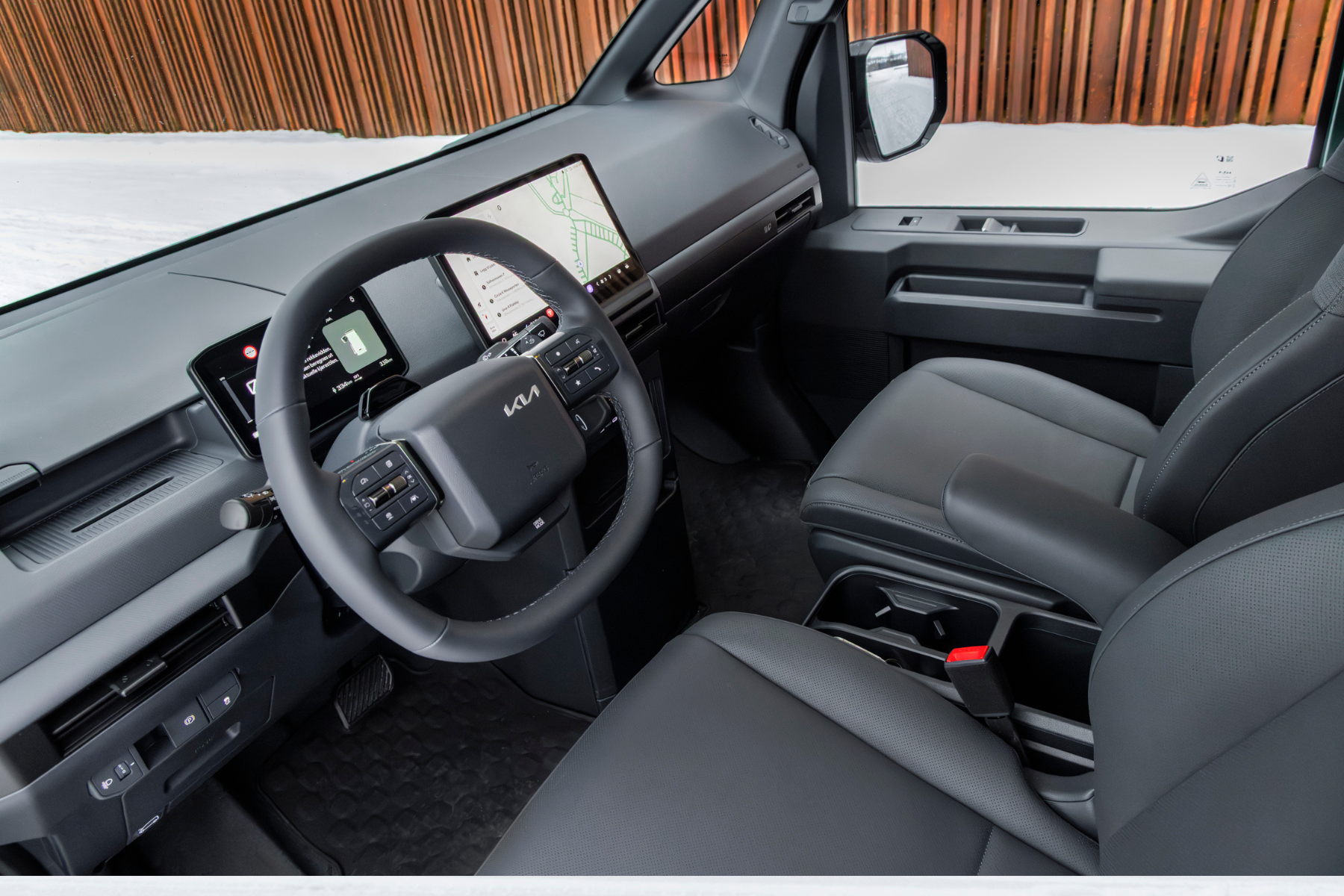 Pv5 varebil interiør med svarte skinnseter